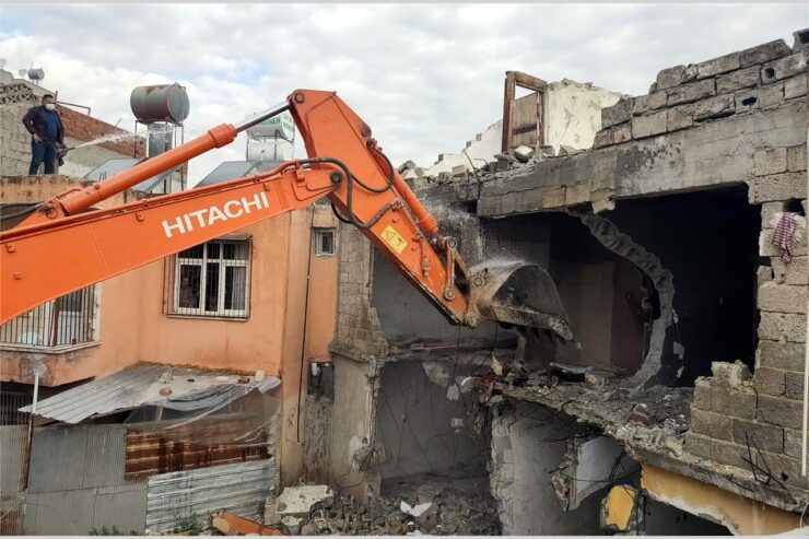 Akdeniz Belediyesi Metruk Evleri Yıkıyor 1 - akdeniz belediyesi metruk evleri yikiyor 2