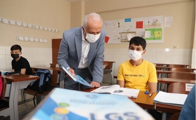 Akdeniz Belediyesi’nden LGS’ye Hazırlanan Öğrencilere Ücretsiz Eğitim Seti