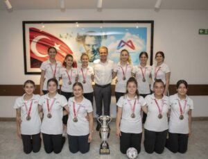 1. Lig’e Yükselen GSK Kadın Hentbol Takımı Başkan Vahap Seçer’i Ziyaret Etti