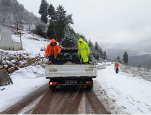 Çamlıyayla’da Karayolları Kardan Kapanan Yolları Açmaya Çalışıyor