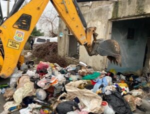 Tarsus’ta Bir Evden 3 Kamyon Çöp Çıktı