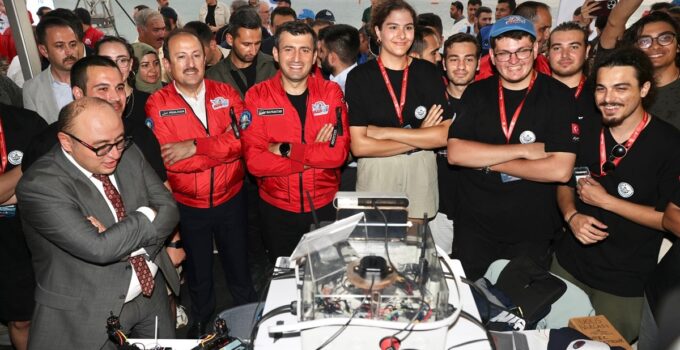 Vali Pehlivan  Mersin Teknofest’te Selçuk Bayraktar Ve Yarışmacılarla  Biraraya Geldi